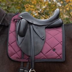 QHP Dressurunderlag ZAHRA / Wine Red - Vist under sadel
